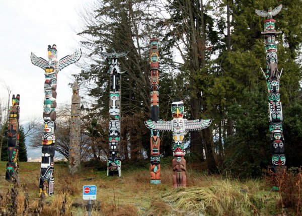 Totem_poles_Stanley_Park_Vancouver_December_2010